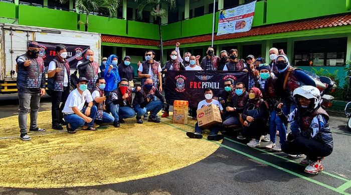 Komunitas Harley-Davidson Fun Ride &amp; Charity (FRC) memberikan bantuan kepada korban banjir di Jakarta