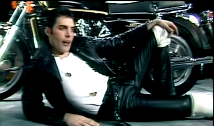 Freddie Mercury bergaya di samping motor Honda Gold Wing pada video klip Crazy Little Thing Called Love