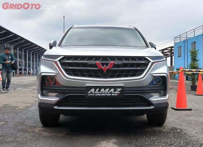 Wuling Almaz pakai gril besar dan lampu proyektor