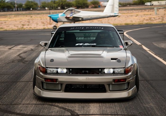 Modifikasi Nissan 240SX sudah di-facelift ala wajah Nissan Silvia S13 JDM