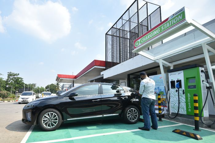 Pengisian mobil listrik di SPKLU Pertamina