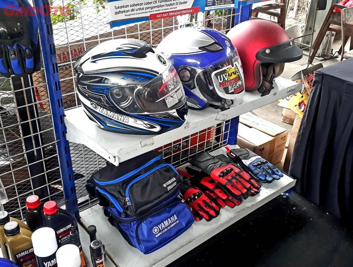 Pilihan helm di booth Yamaha Sales &amp; Accessories