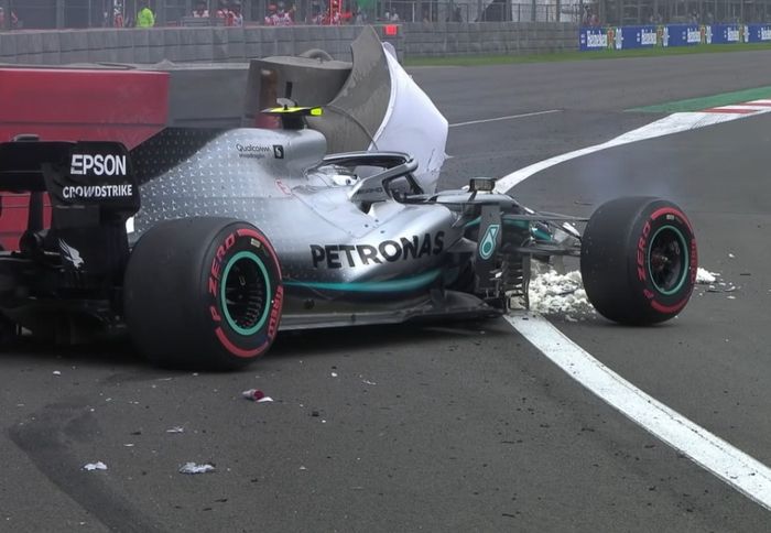 Pembalap Mercedes, Valtteri Bottas menabrak dinding pembatas di tikungan terakhir.