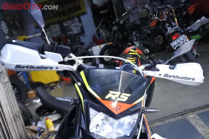 Pasang handguard di supermoto dan trail, bisa mendongkrak penampilan namun tetap fungsional.