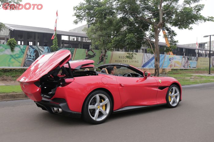 Proses buka-tutup atap Ferrari Portofino bisa dilakukan sambil berjalan
