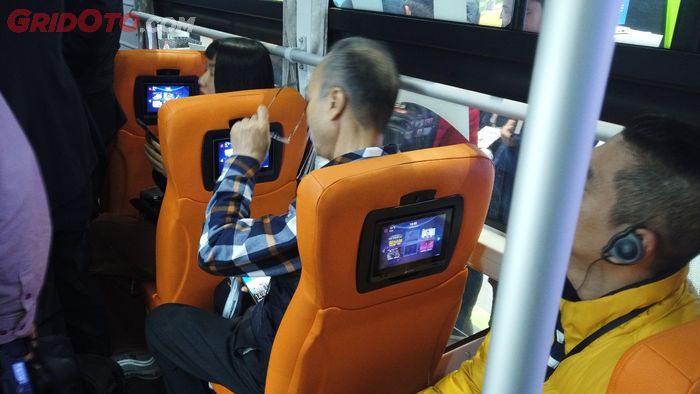 Di headrest terdapat monitor untuk menghibur penumpang