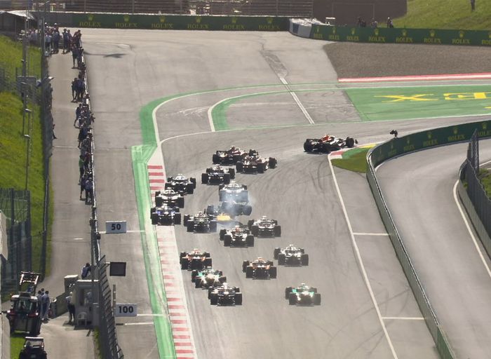 insiden antara Lewis Hamilton (Mercedes) dan Pierre Gasly (AlphaTauri) di Tikungan 1 selepas start