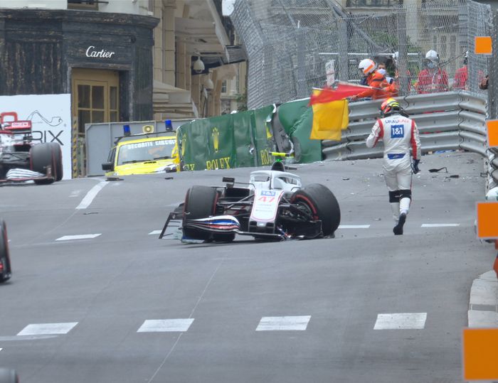 Mick Schumacher (Haas) crash di tikungan 4 bendera merah harus dikibarkan