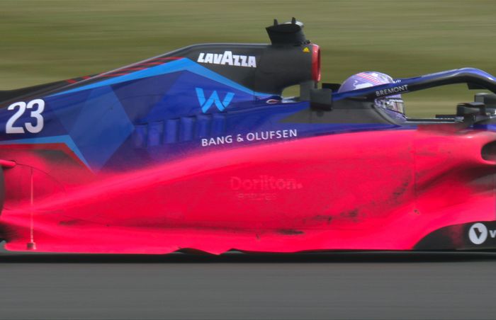 Mobil Alex Albon kena cipratan warna pin di hari pertama F1 Inggris 2022