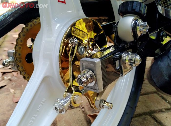 Tutup teromol Yamaha F1ZR berlapis krom gold plus baut-baut HX krom