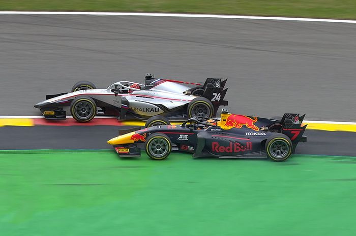 Salah satu aksi duel sengit antara Nikita Mazepin dan Yuki Tsunoda pada race 1 F2 Belgia 2020