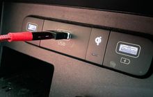 Ngecas HP di Mobil Bikin Aki Cepat Soak? Begini Penjelasannya