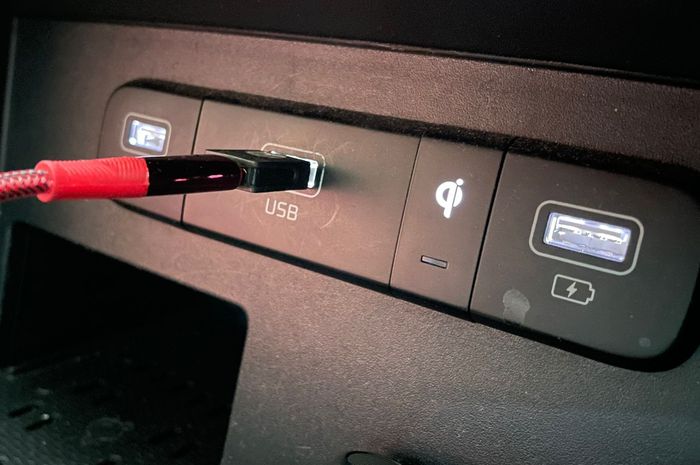 Ada 3 slot USB tipe A dan 1 wireless charging di baris pertama