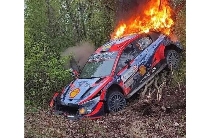 Mobil reli Hyundai i20 N Rally1 milik Oliver Solberg terbakar di Reli Kroasia 2022 hari Sabtu (23/4)