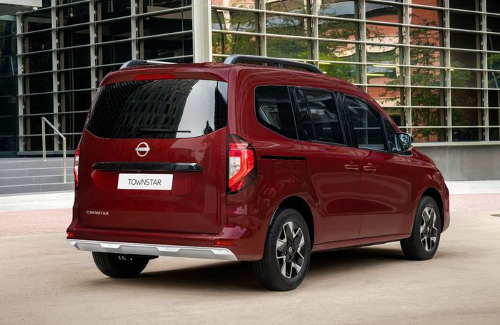 Tampang belakang Nissan Townstar dengan desain mengotak dan simpel 