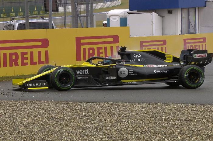 Virtual Safety Car (VSC) keluar pada lap ke-17 usai mobil pembalap Renault, Daniel Ricciardo mengalami masalah mesin