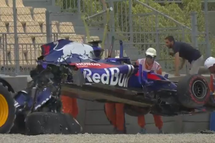 Mobil Toro Rosso Brendon Hartley ambrol saat diangkat
