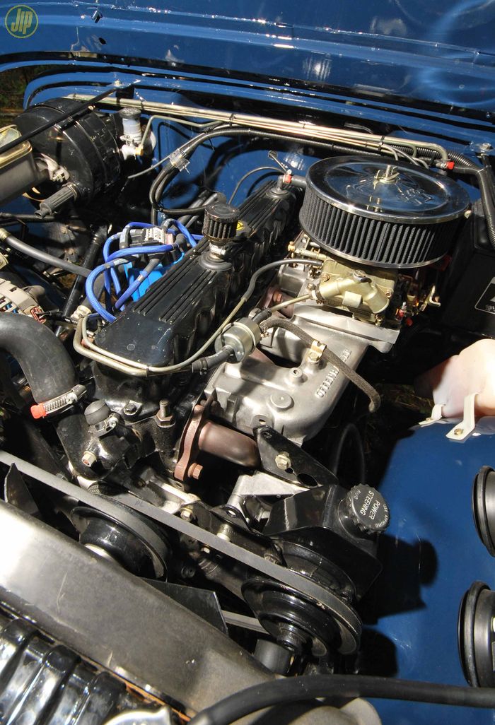 Mesin AMC 6 silinder diupgrade dengan karburator Holley 350 cfm, distributor DUI, penggantian header Borla, dan filter udara K&amp;N.