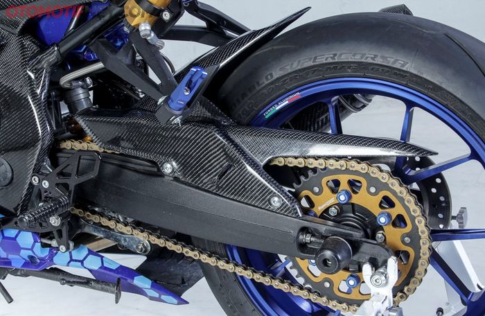 Beberapa bagian seperti hugger CBR250RR ini telah dilapis carbon kevlar