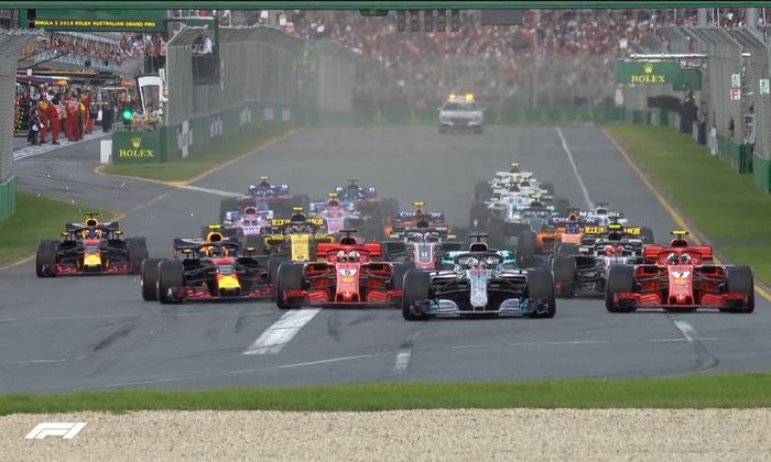Kimi Raikkonen (kanan) memiliki kesempatan menyalip Lewis Hamilton saat start di GP F1 Australia
