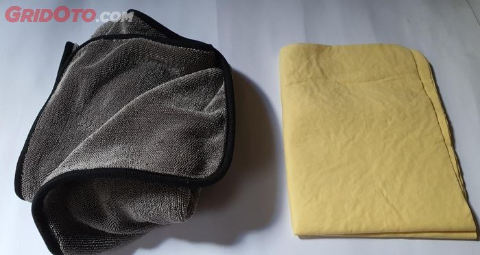 Sediakan lap microfiber yang bersih untuk mengelap komponen di ruang mesin