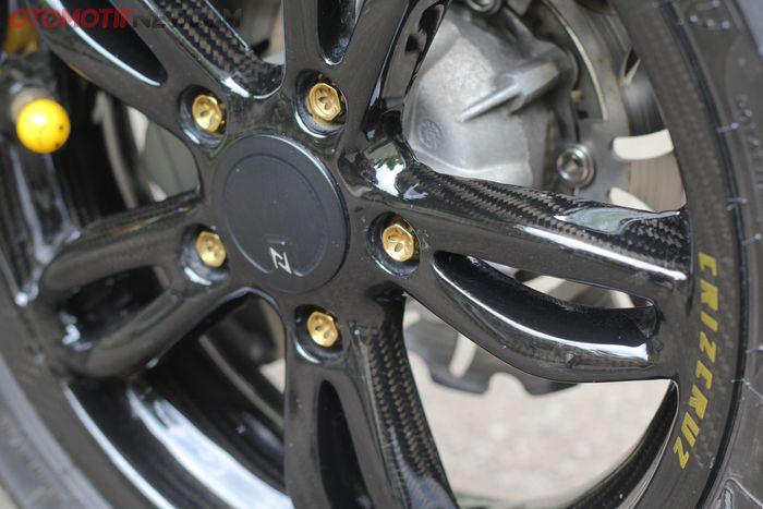 Pelek orisinal Primavera ABS yang terpasang di Vespa Sprint 150 ini dibalut carbon kevlar, keren!!