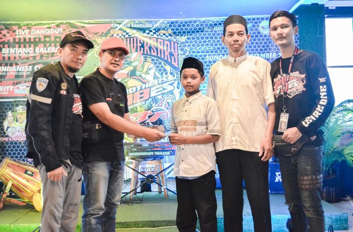 Honda CBR Club Bandung memberikan santunan kepada anak yatim piatu
