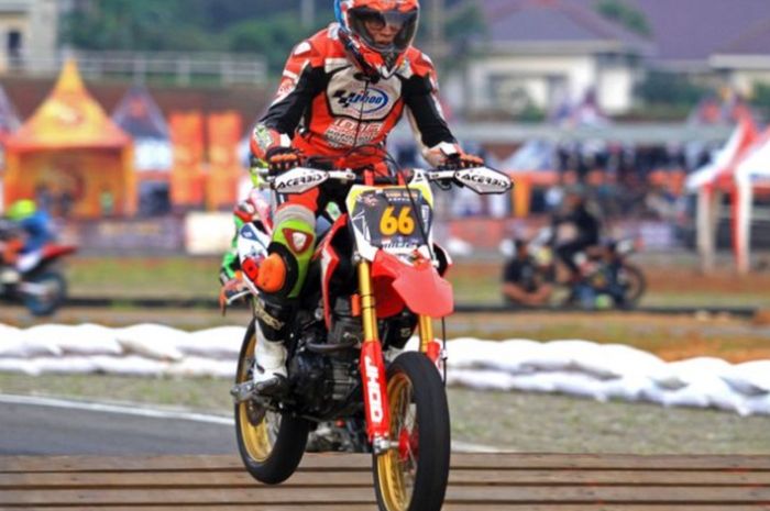 Momo Harmono, pembalap supermoto berusia 63 tahun.