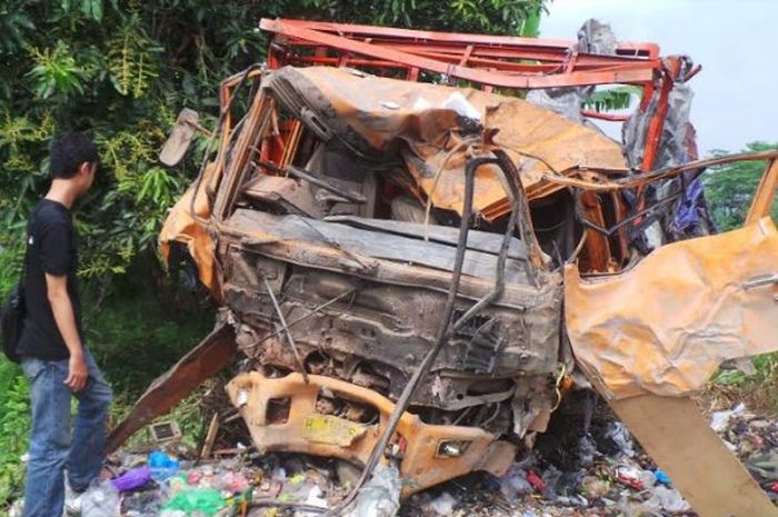 Bangkai Truk yang menabrak banyak sepeda motor dan beberapa rumah di Bumiayu Brebes 