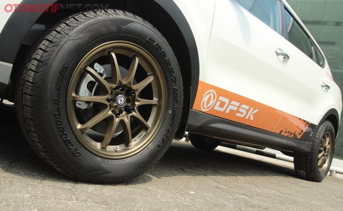 Pelek replika Volk Rays CE28 dengan ban kasar pas untuk Glory 580 Free Road, sangar!