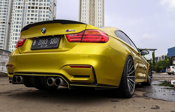 BMW M4 dengan kelir kuning metalik dan pelek Velos
