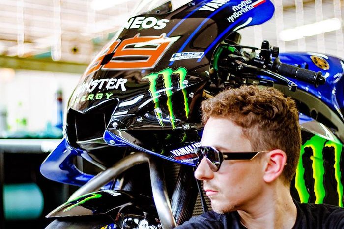 Penampakan Jorge Lorenzo bersama motor Yamaha M1 dengan nomor start 99 di sirkuit Sepang Malaysia 