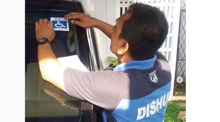 Pemasangan stiker pengecualian oleh petugas Dishub