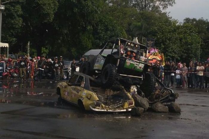 Rock Crawling yang menggunakan Peugeot 504 untuk 'digilas'
