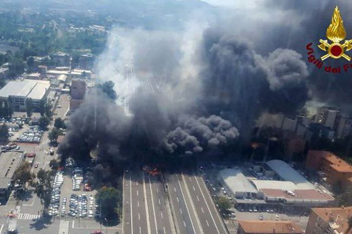 Ledakan besar yang berasal dari truk tangki