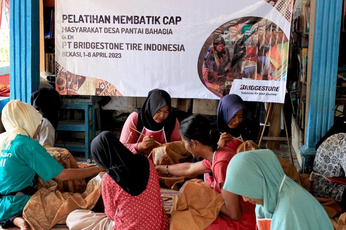 Bridgestone berikan pelatihan membatik di Muara Gembong, Bekasi