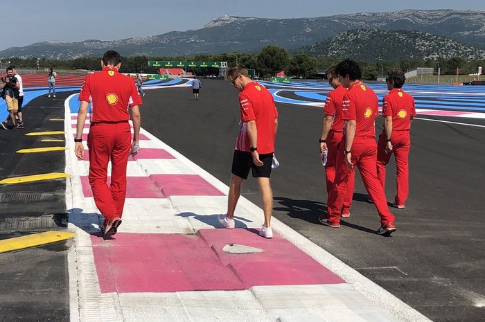 Sebastian Vettel bersama kru tim Ferrari saat memeriksa permukaan sirkuit Paul Ricard