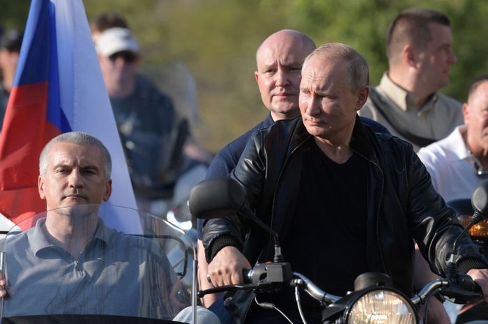 Vladimir Putin saat konvoi bersama klub motor Night Wolves