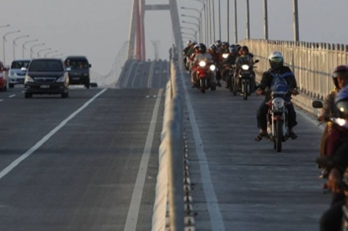Jembatan Suramadu di Surabaya, Jawa Timur