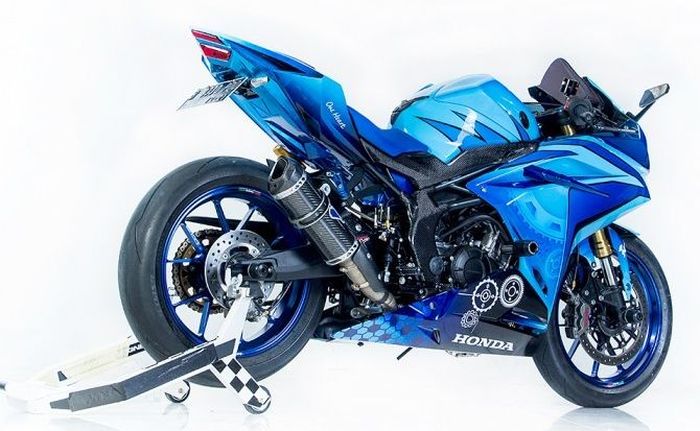 Part-part premium tersemat pada CBR250RR berkelir biru ini