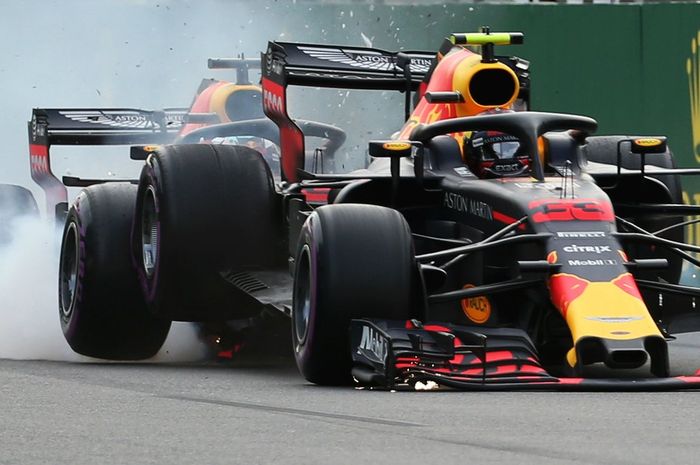 Bagian belakang mobil Max Verstappen sampai nungging disundul oleh rekan setimnya Daniel Ricciardo di GP F1 Azerbaijan