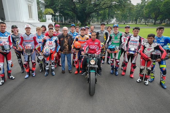 Jokowi berfoto bersama pebalap MotoGP.