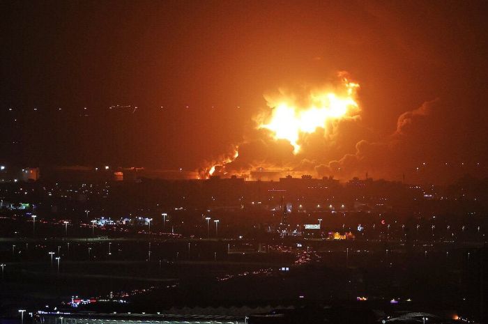 Kepulan asap dan api masih berkobar di fasilitas minyak Aramco milik Arab Saudi yang diserang rudal pada Jumat (25/3/2022)