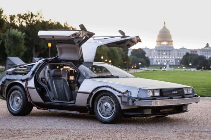 Replika mobil penjelajah waktu dari film Back to The Future