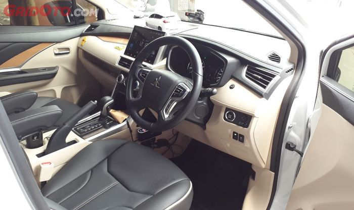 Pemasangan cover untuk jok, arm rest dan door trim Mitsubishi Xpander butuh waktu sehari kerja