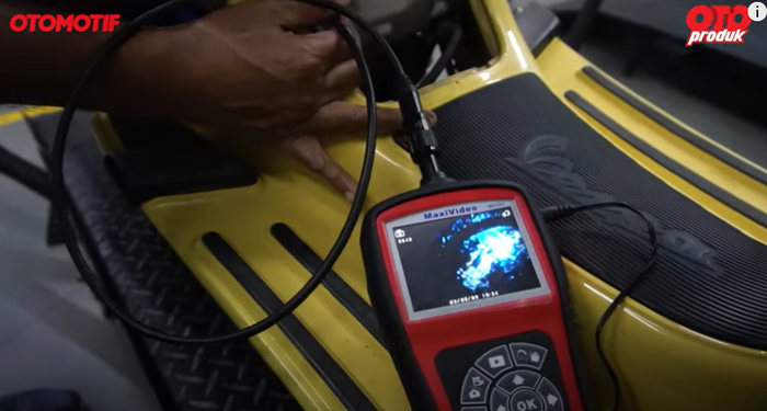 Meski pemakaian baru 2 tahun, Vespa S keluaran 2018 ini ruang bakarnya terlihat sudah banyak kerak saat diintip menggunakan endoskopi