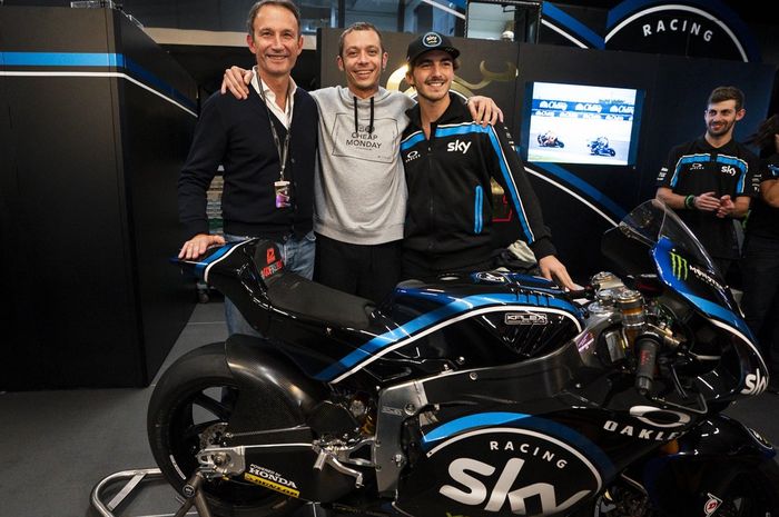 Francesco Bagnaia (kiri) mendapat hadiah motor Kalex Moto2 yang mengantarkan dirinya jadi juara dunia musim ini