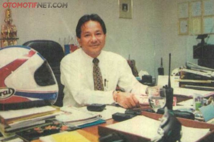 Soebronto Laras dalam kenangan. Foto di ruang kerja tahun 1997