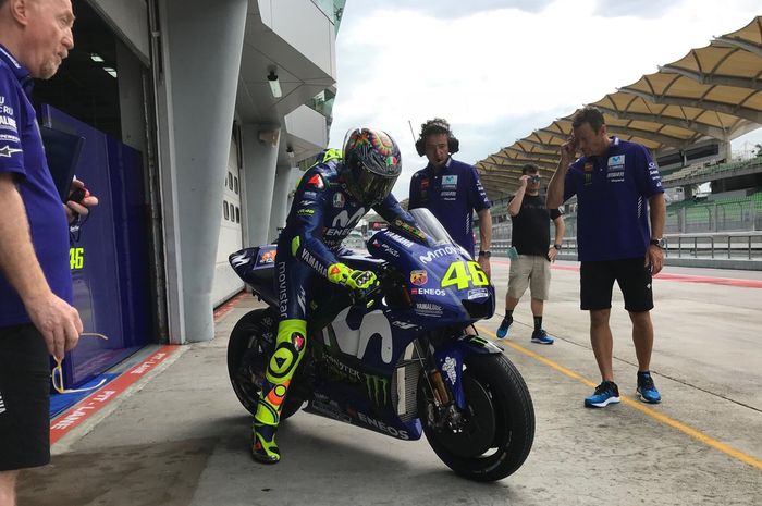 Valentino Melakukan tes dengan livery baru dan helm khusus tes musim dingin