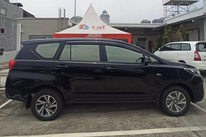 Tampak samping Toyota Kijang Innova Diesel yang dijual dealer Auto2000 Permata Hijau di Jakarta Barat.